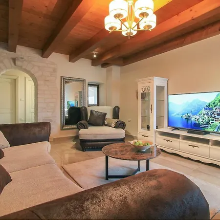 Maria Tereza Villa *